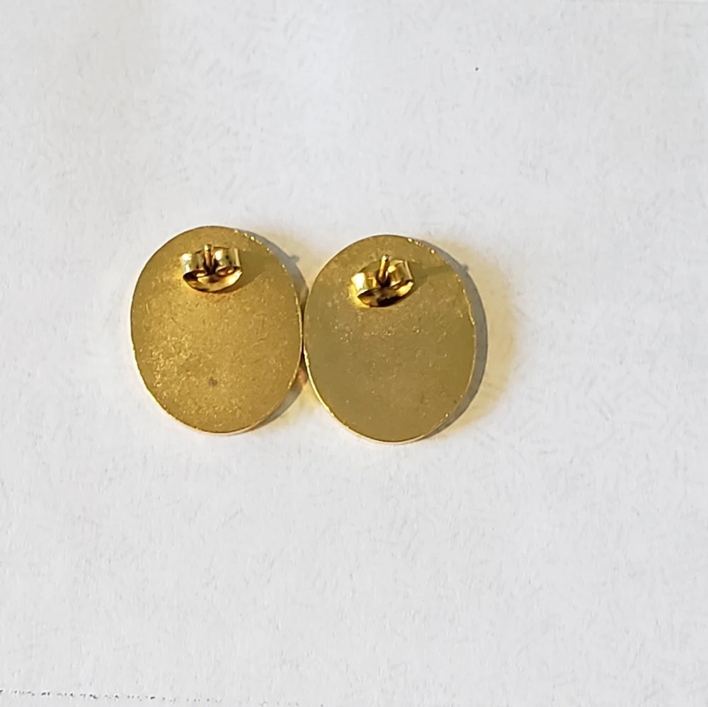 Official Wendy's Cameo Post Earings - Picture 2 of 4